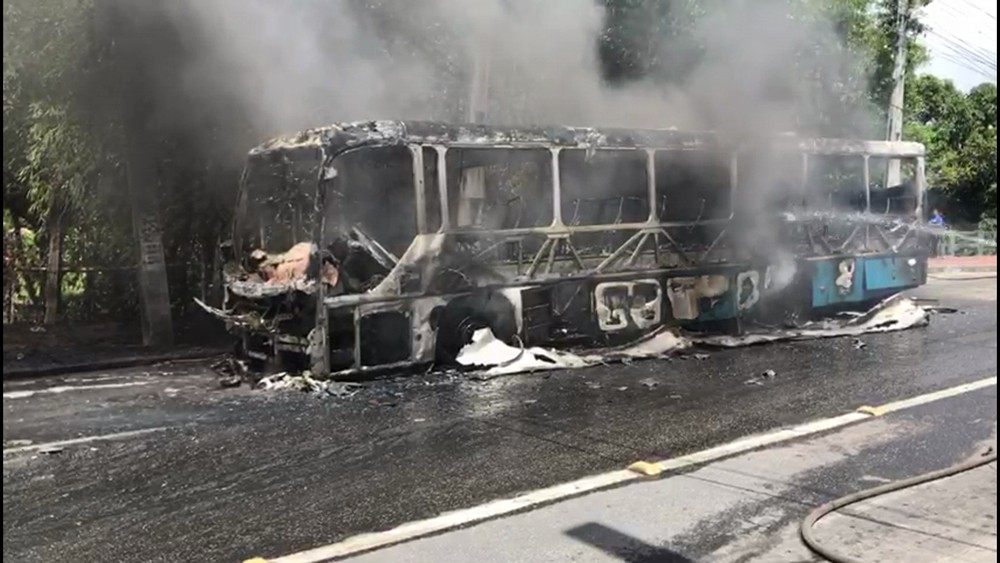 Ônibus da empresa 1002 pega fogo na Av. Caxangá