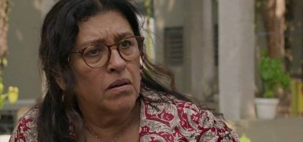 Foto da personagem Lurdes, interpretada pela atriz Regina Casé, da novela Amor de Mãe da Rede Globo