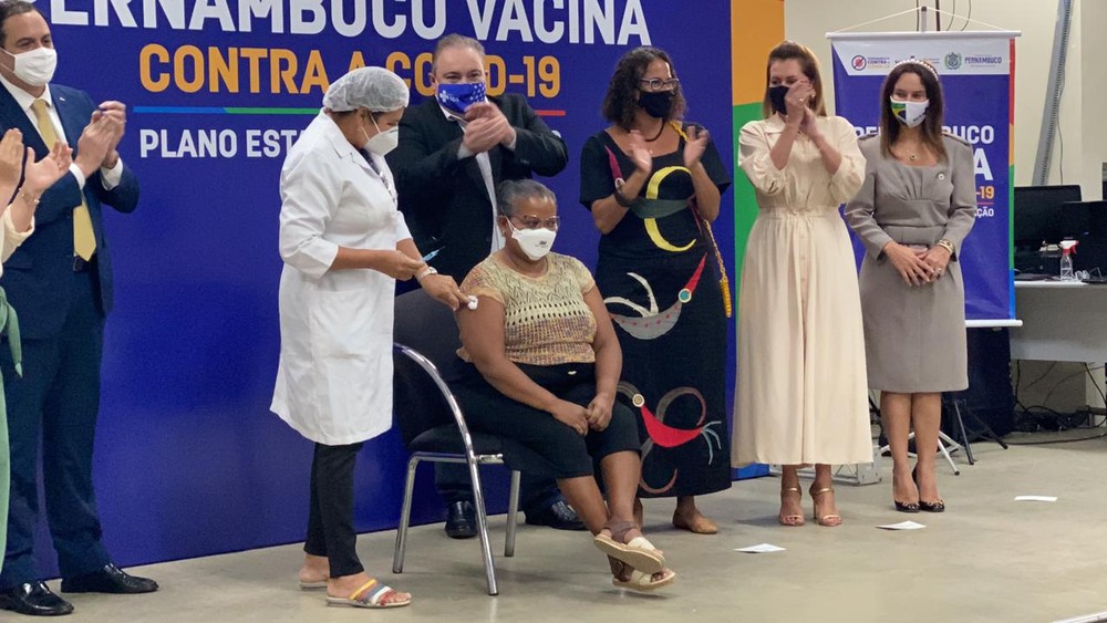Técnica em enfermagem Perpétua do Socorro Barbosa dos Santos, de 52 anos, a primeira pessoa a ser vacinada contra a Covid-19, em Pernambuco